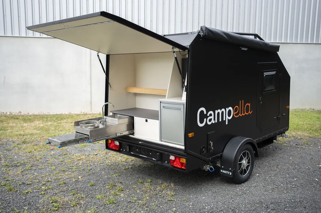 Schwarzer Campella mit geöffneter Heckklappe