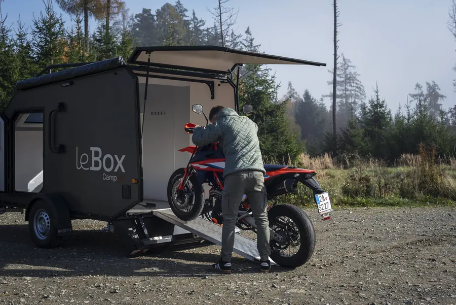 Motorrad wird über die Rampe in die LeBox geschoben